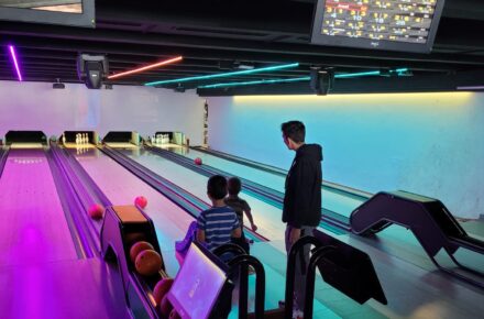 Gemeinsamer Bowling-Ausflug von jungen Patient:innen in Wiesing