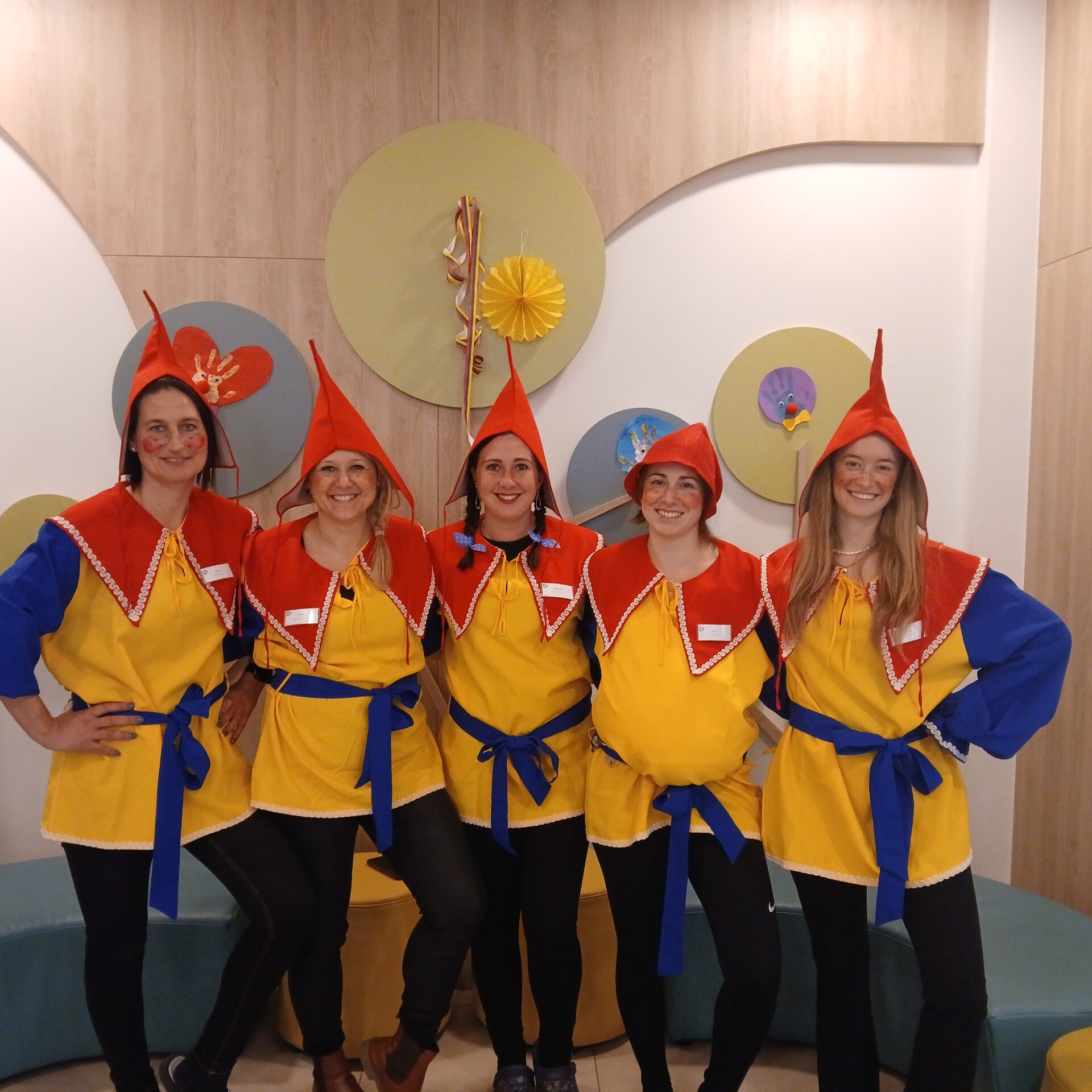 Fasching in Wiesing Wiesing-Team verkleidet als bunte Zwerge