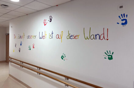 Kunstvolle Wand im OptimaMed Rehabilitationszentrum für Kinder und Jugendliche Wiesing entsteht