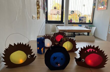 Gemeinsames Laternen basteln in der Kinderreha Wiesing