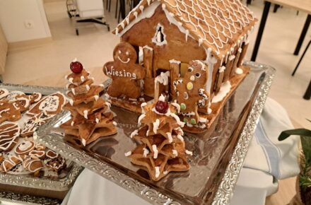 Lebkuchenhäuser im OptimaMed Rehabilitationszentrum für Kinder und Jugendliche Wiesing