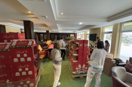 Lindt-Weihnachtstruck im OptimaMed Rehabilitationszentrum Raxblick