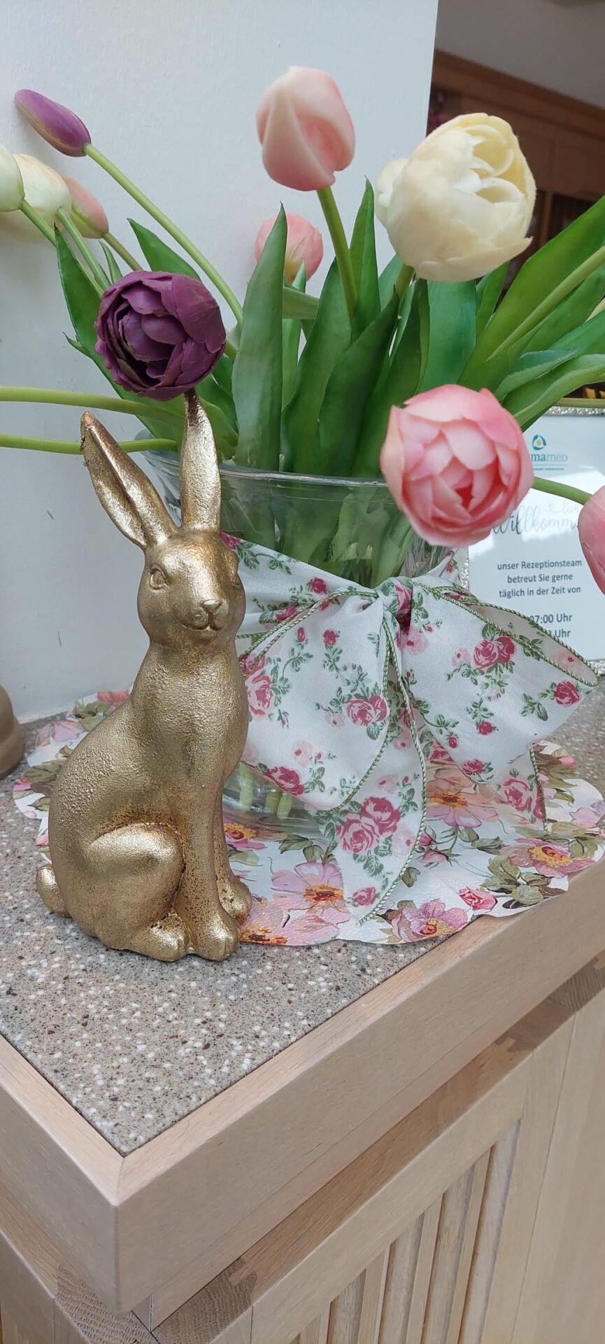 Osterhase mit Blumen Weissenbach Osterhase mit Blumen Weissenbach