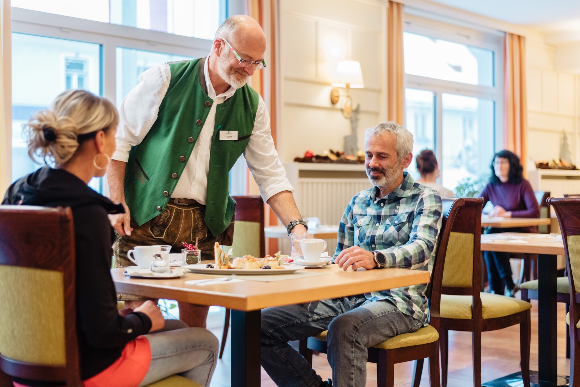 Restaurant mit Kellner und Gästen