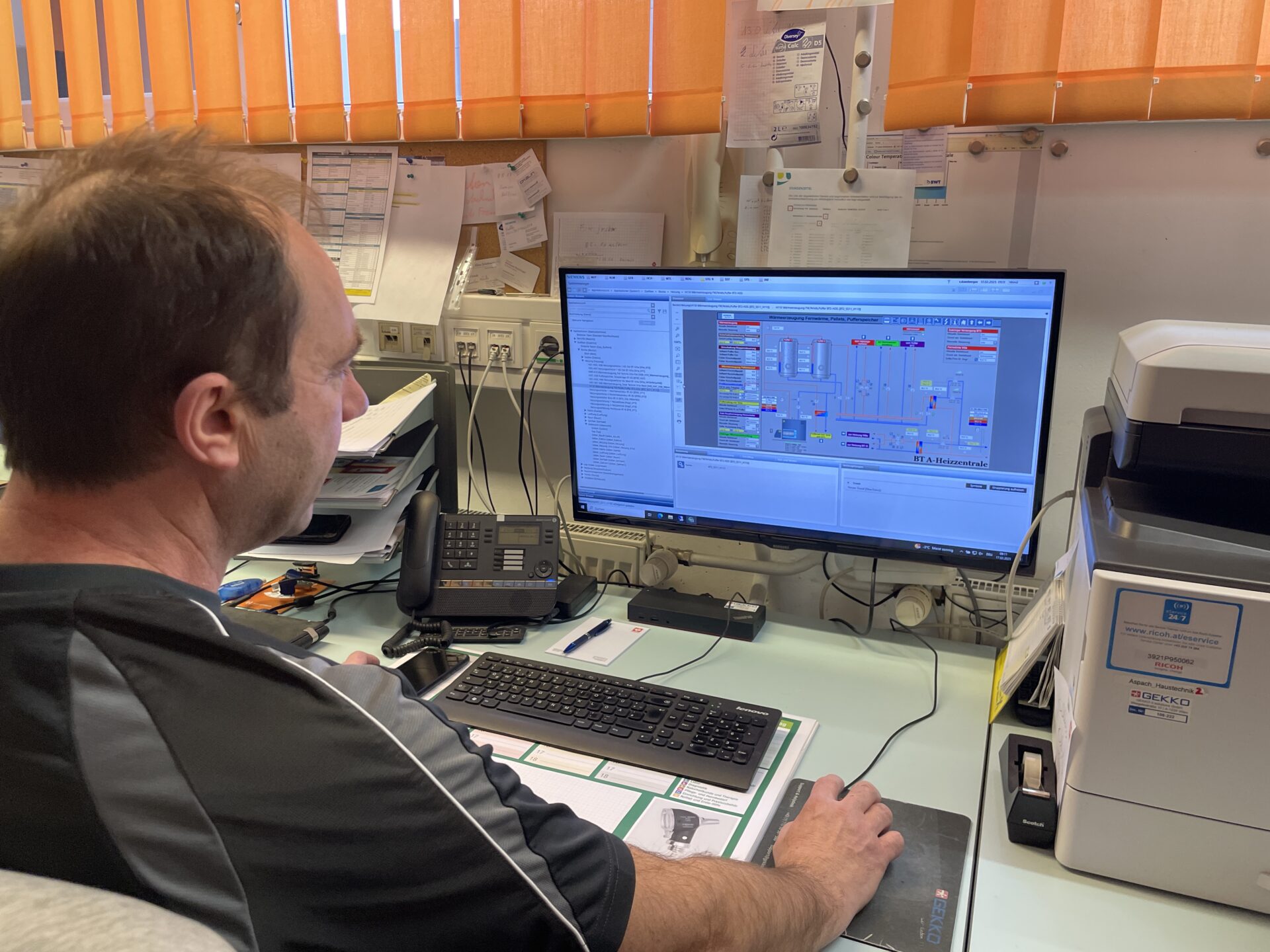 Haustechniker bei der Systemwartung Haustechniker bei der Systemwartung