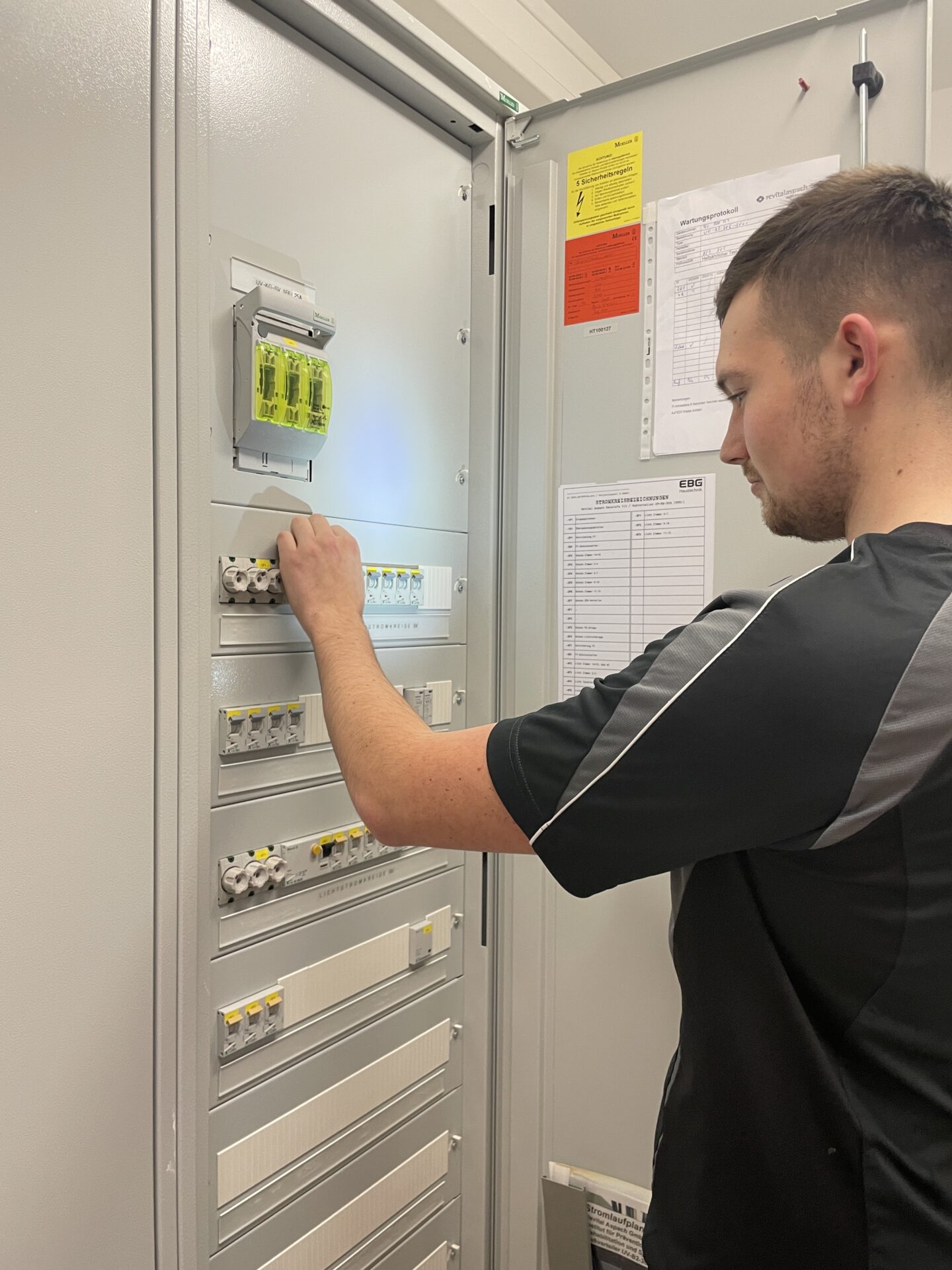 Haustechniker betreut elektrische Anlagen Haustechniker betreut elektrische Anlagen