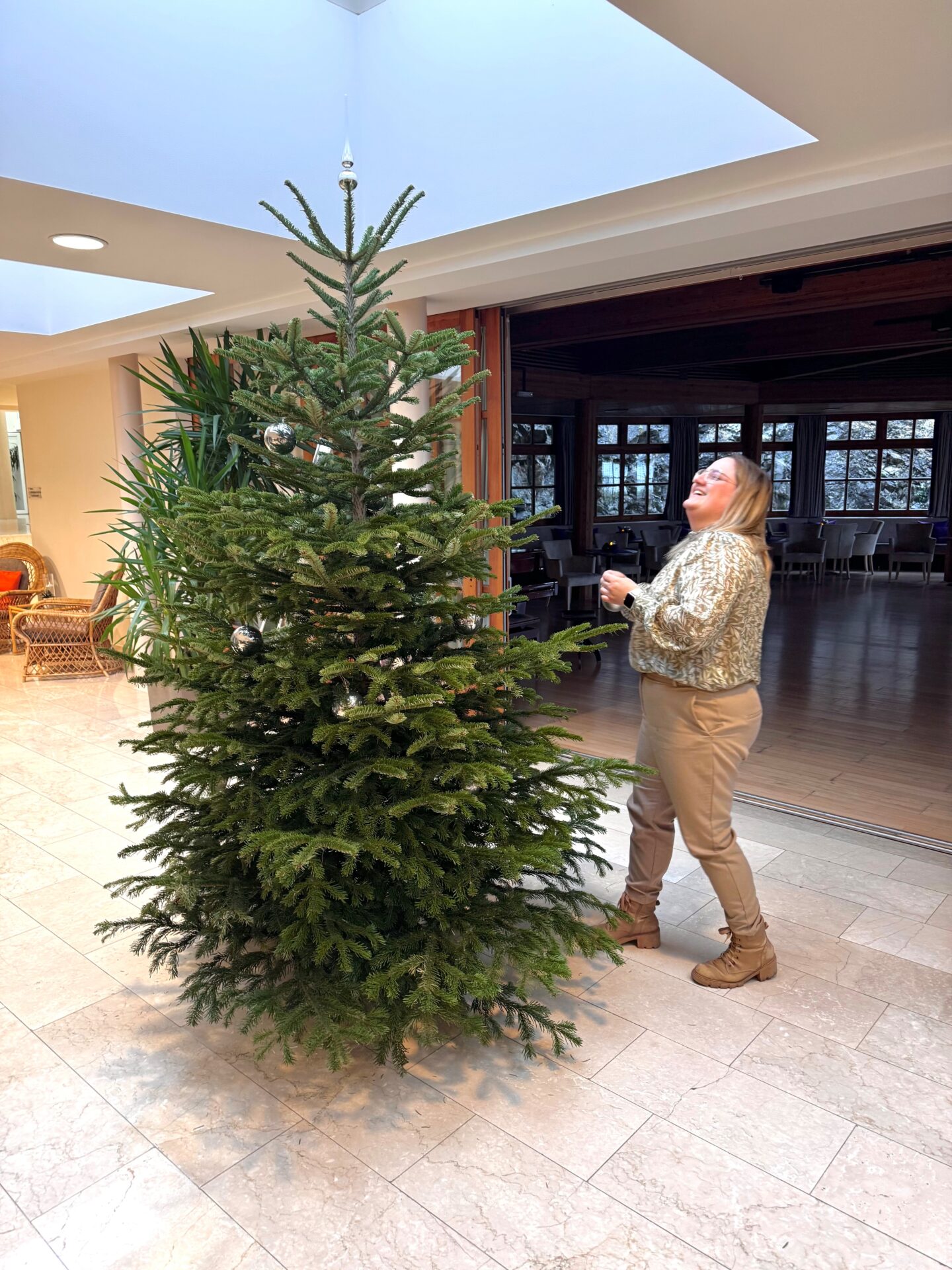 Anna Maria Schorn schmückt den Christbaum Anna Maria Schorn schmückt den Christbaum