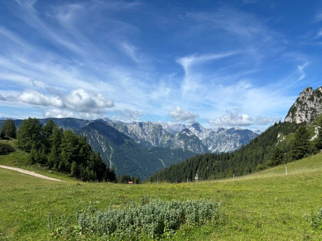 Bergpanorama in Tirol beim Ausflug von Jugendlichen Bergpanorama in Tirol beim Ausflug von Jugendlichen