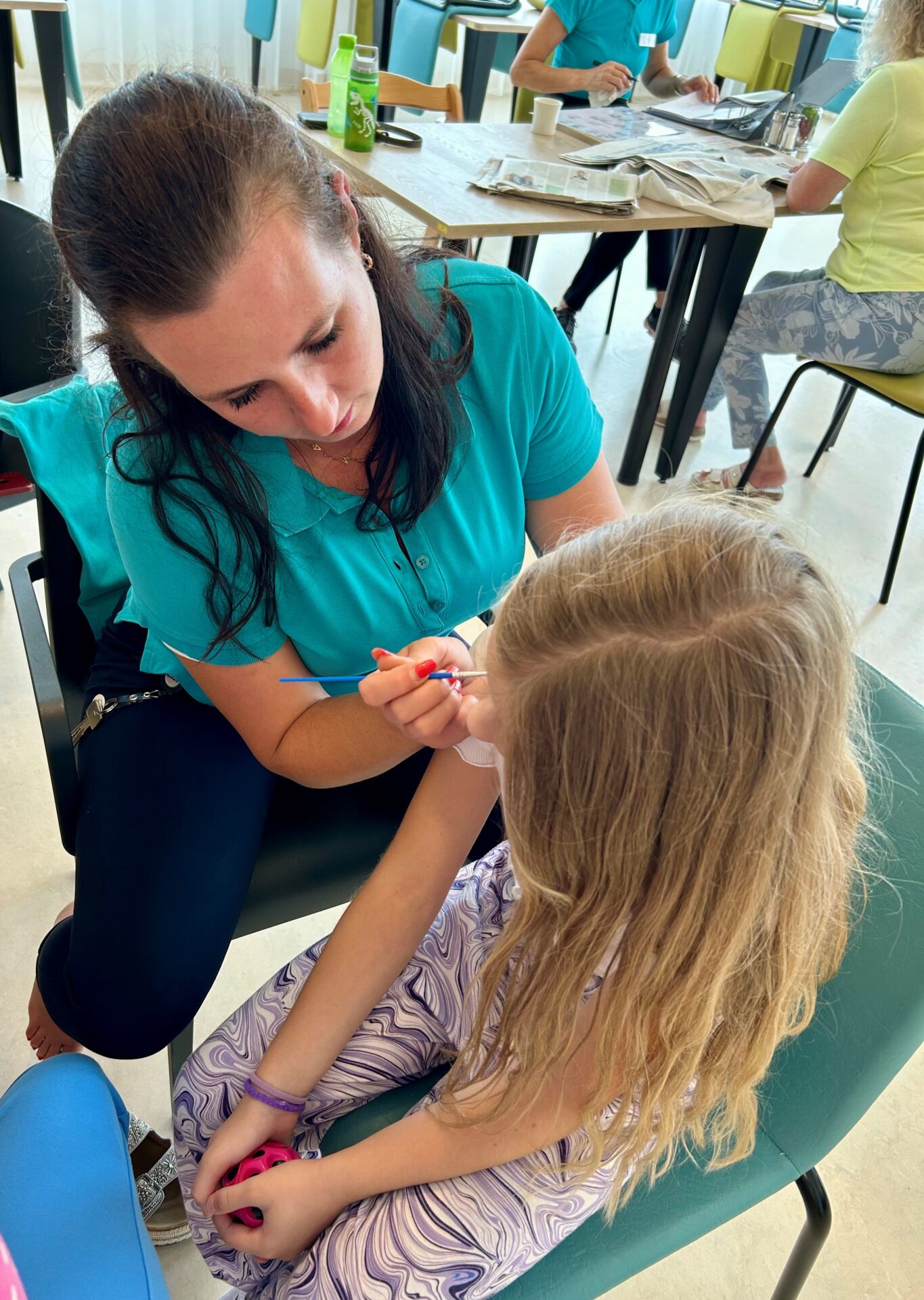 Betreuerinnen in Wiesing schminken die Kinder Betreuerinnen in Wiesing schminken die Kinder