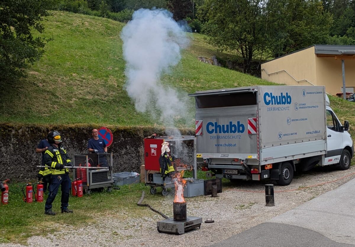 Brandschutz führt Übung für Mitarbeiterinnen durch Brandschutz führt Übung für Mitarbeiterinnen durch