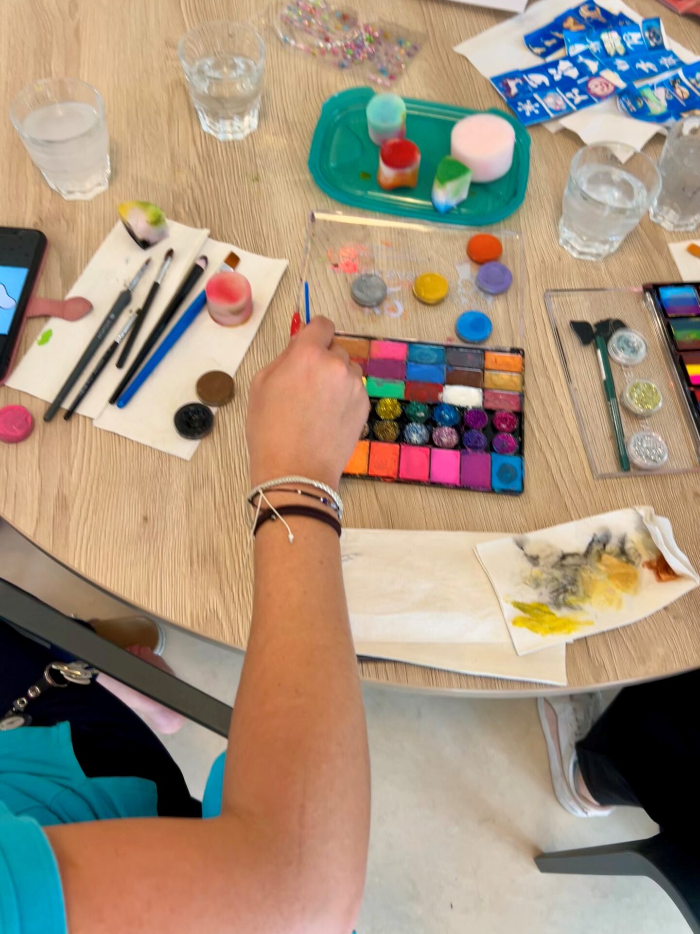 Bunte Farbpalette fürs Kinderschminken in Wiesing Bunte Farbpalette fürs Kinderschminken in Wiesing