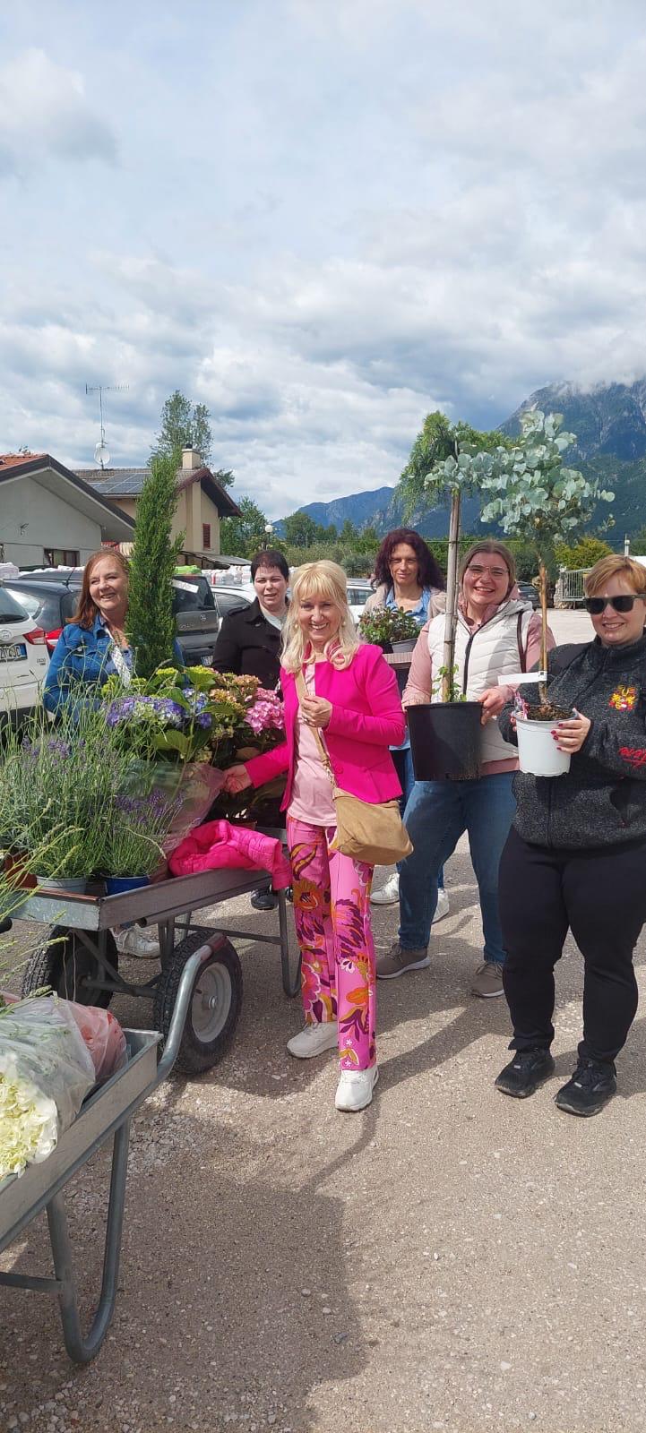 Direktorin und Mitarbeiterinnen beim Teambuilding Direktorin und Mitarbeiterinnen beim Teambuilding