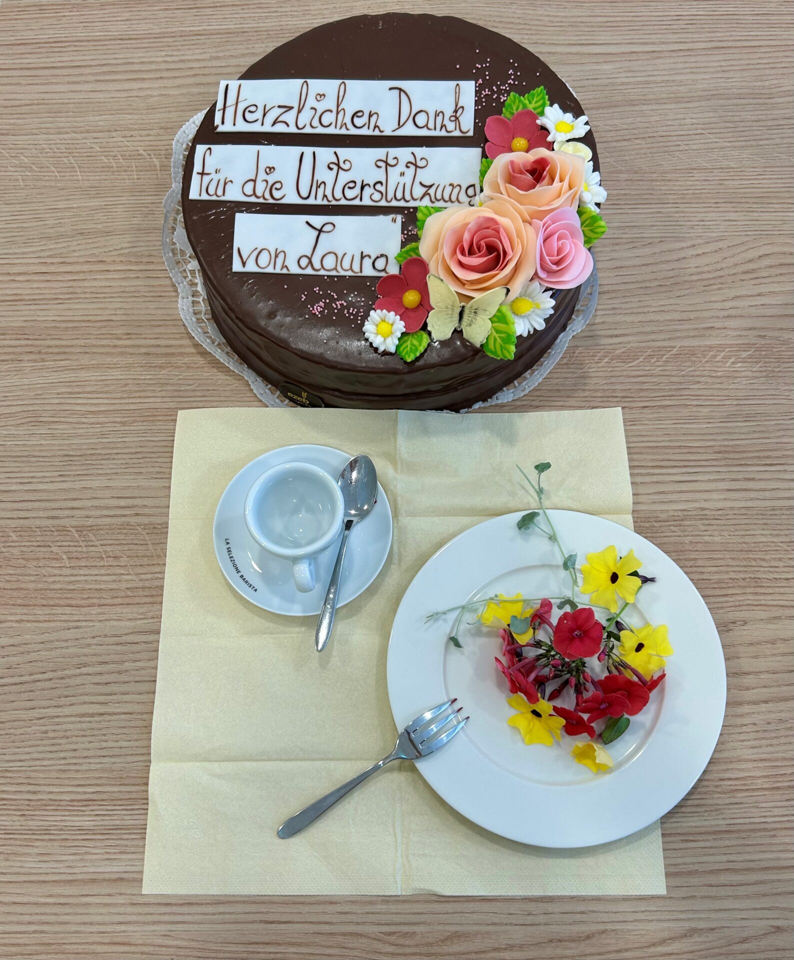 Eltern bedanken sich beim Wiesing-Team mit einer Torte Eltern bedanken sich beim Wiesing-Team mit einer Torte