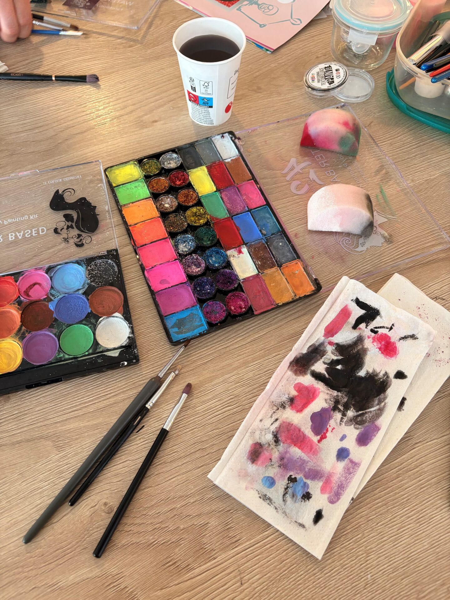 Bunte Farben und Schminke beim Fasching in der Kinderreha Bunte Farben und Schminke beim Fasching in der Kinderreha