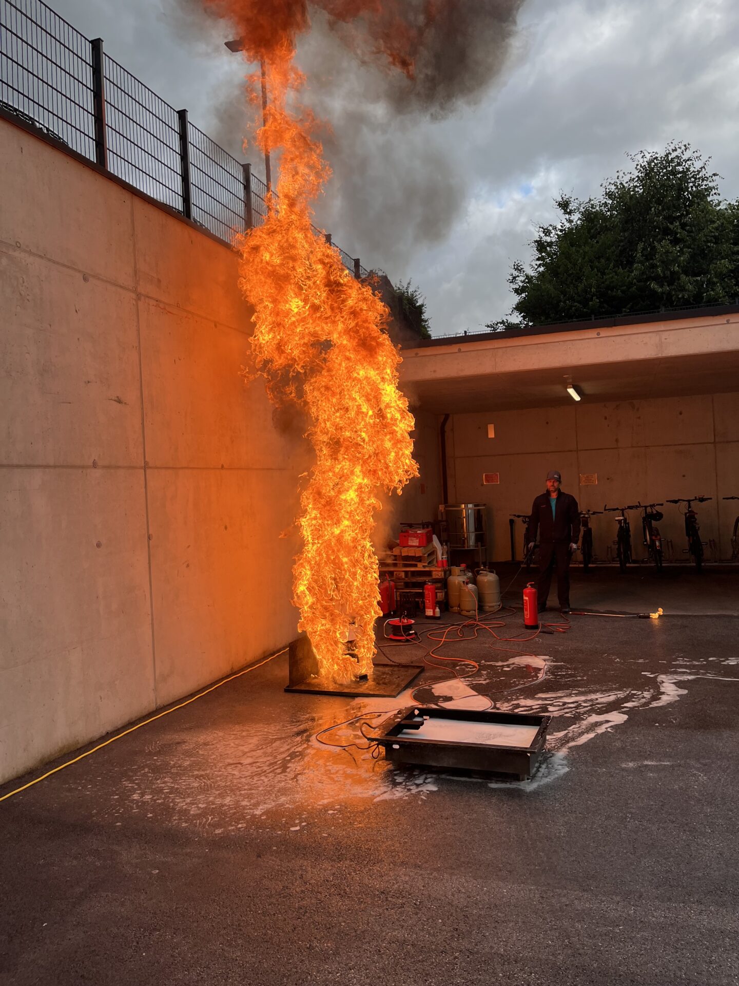 Feuer Vorbereitung für die Löschübung beim Rehazentrum Wiesing Feuer Vorbereitung für die Löschübung beim Rehazentrum Wiesing
