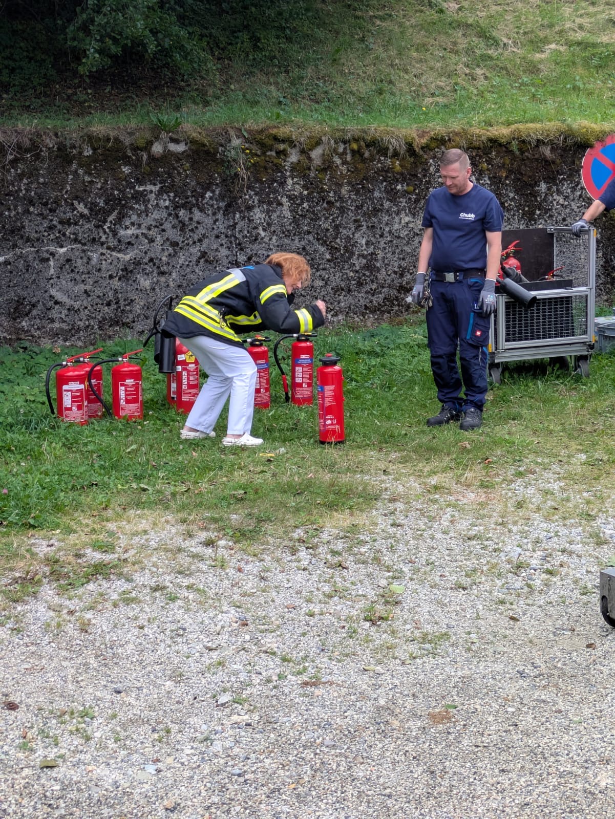 Feuerlöscher bei Brandschutzübung Feuerlöscher bei Brandschutzübung