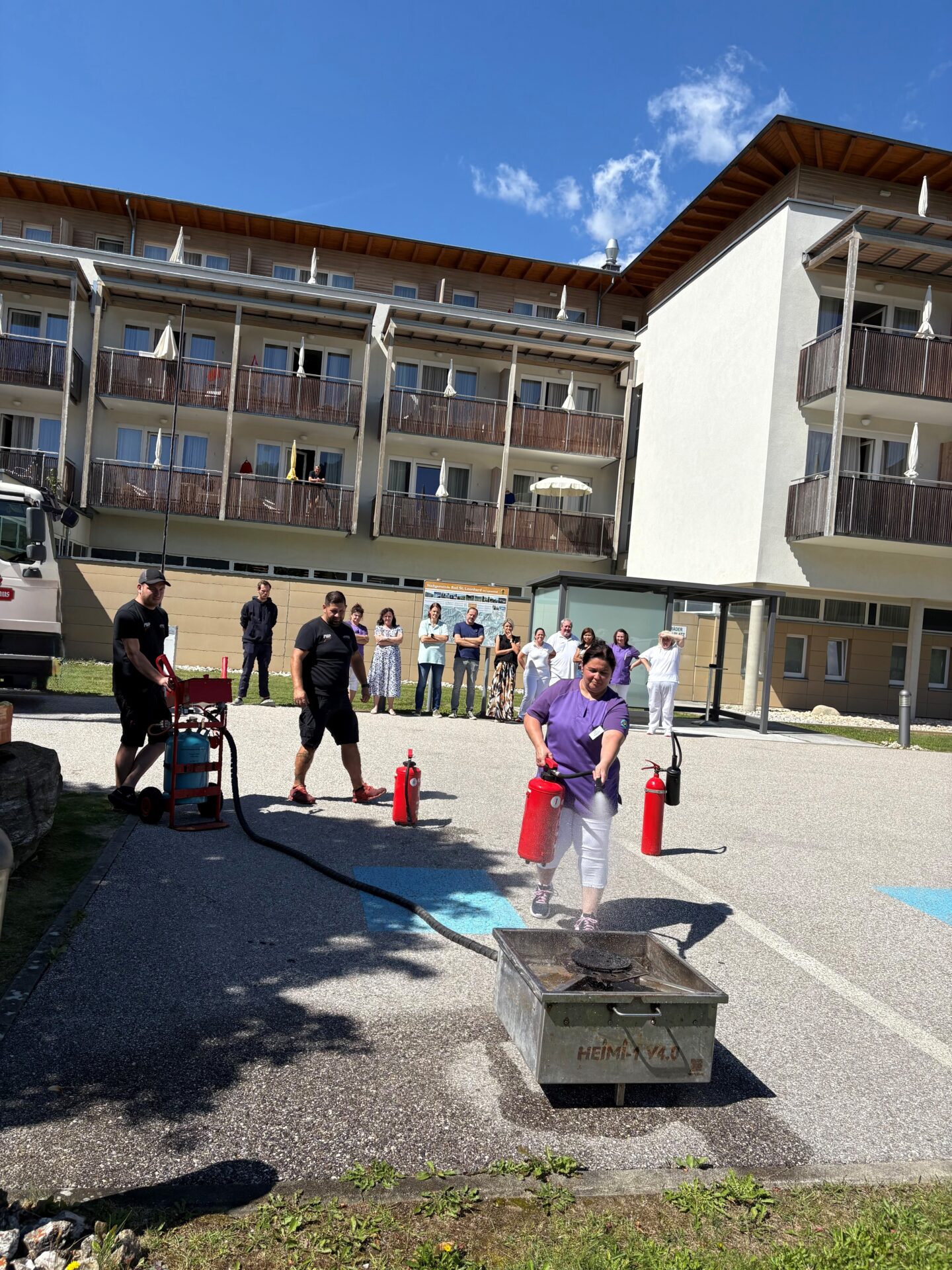 Feuerlöschübung bei OptimaMed in Bad St. Leonhard (1) Feuerlöschübung bei OptimaMed in Bad St. Leonhard (1)