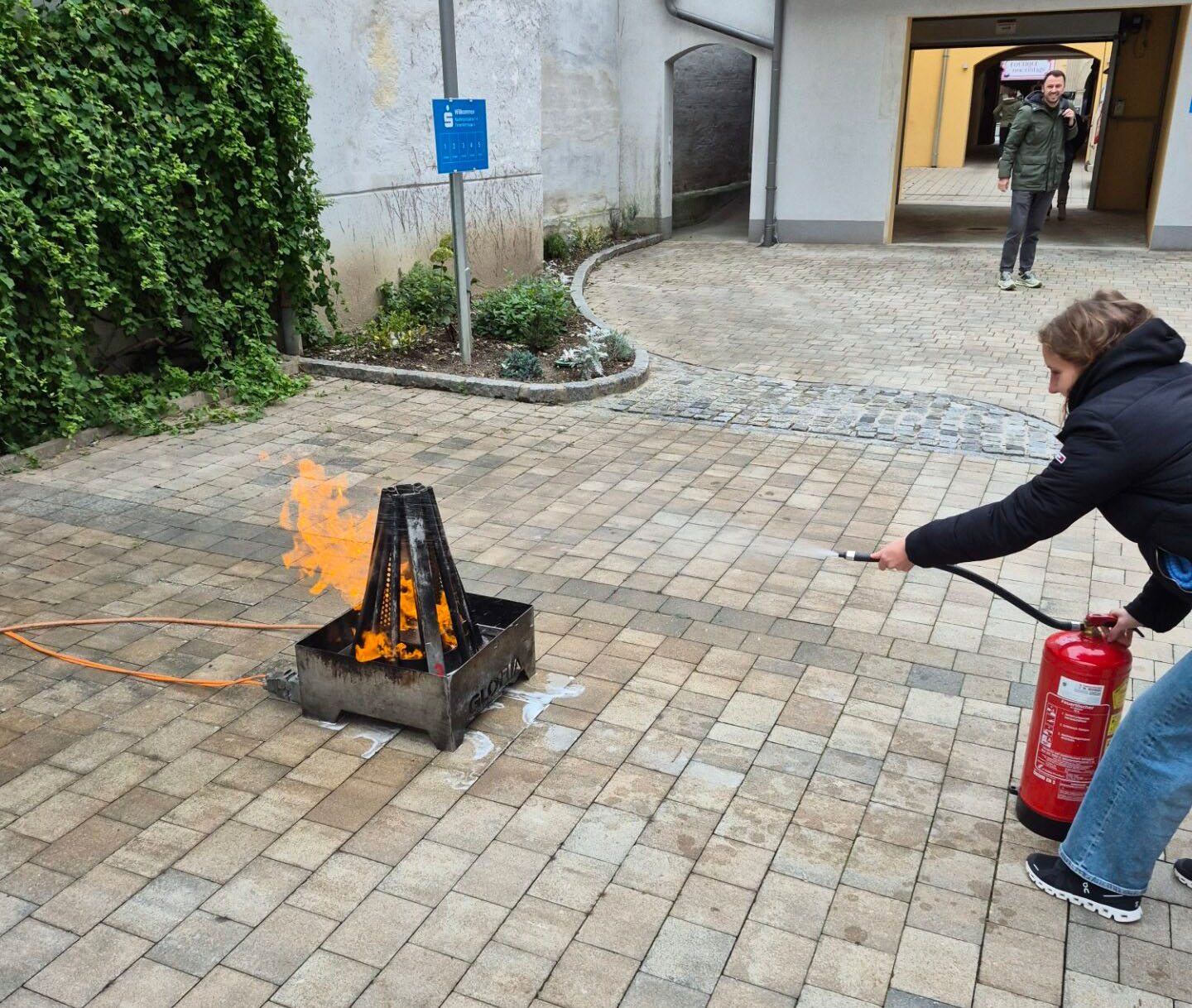 Feuerlöschübung für das Team von OptimaMed Wiener Neustadt (4) Feuerlöschübung für das Team von OptimaMed Wiener Neustadt (4)
