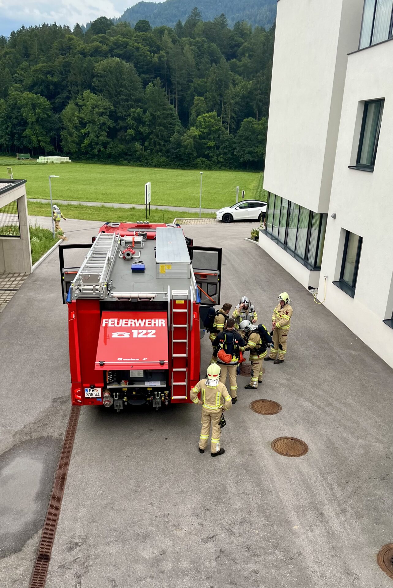 Feuerwehr-Fahrzeug bei Übung vor der Rehaklinik Feuerwehr-Fahrzeug bei Übung vor der Rehaklinik
