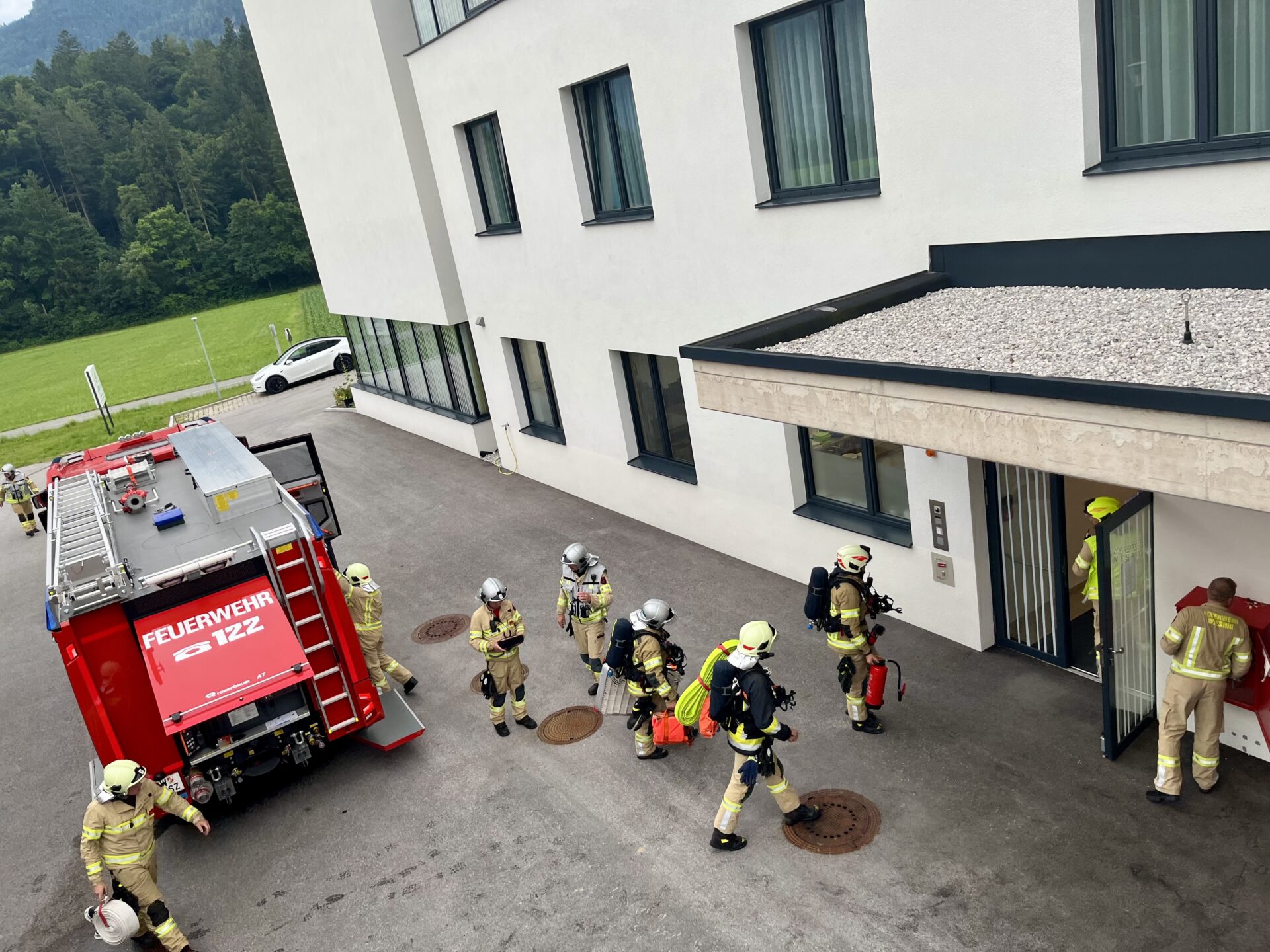 Feuerwehr bei Übungseinsatz in Rehaklinik Feuerwehr bei Übungseinsatz in Rehaklinik