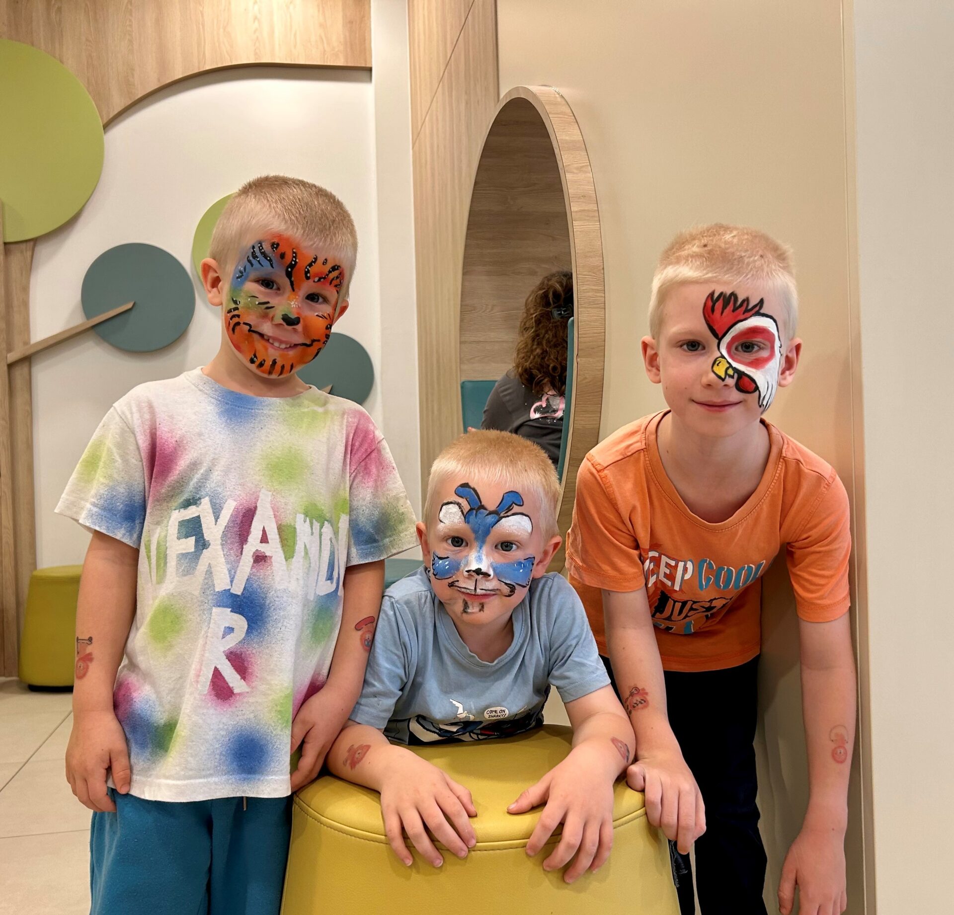 Fröhliche Buben nach dem Schminken in der Kinderreha Wiesing Fröhliche Buben nach dem Schminken in der Kinderreha Wiesing