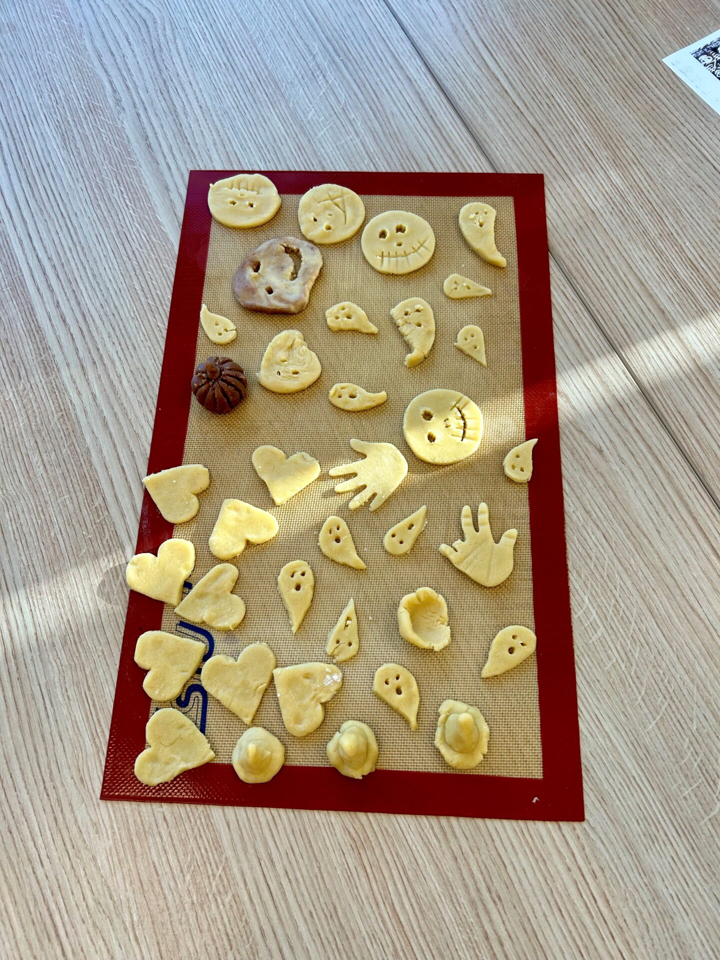 Selbst gebackene Geisterkekse für Halloween Selbst gebackene Geisterkekse für Halloween