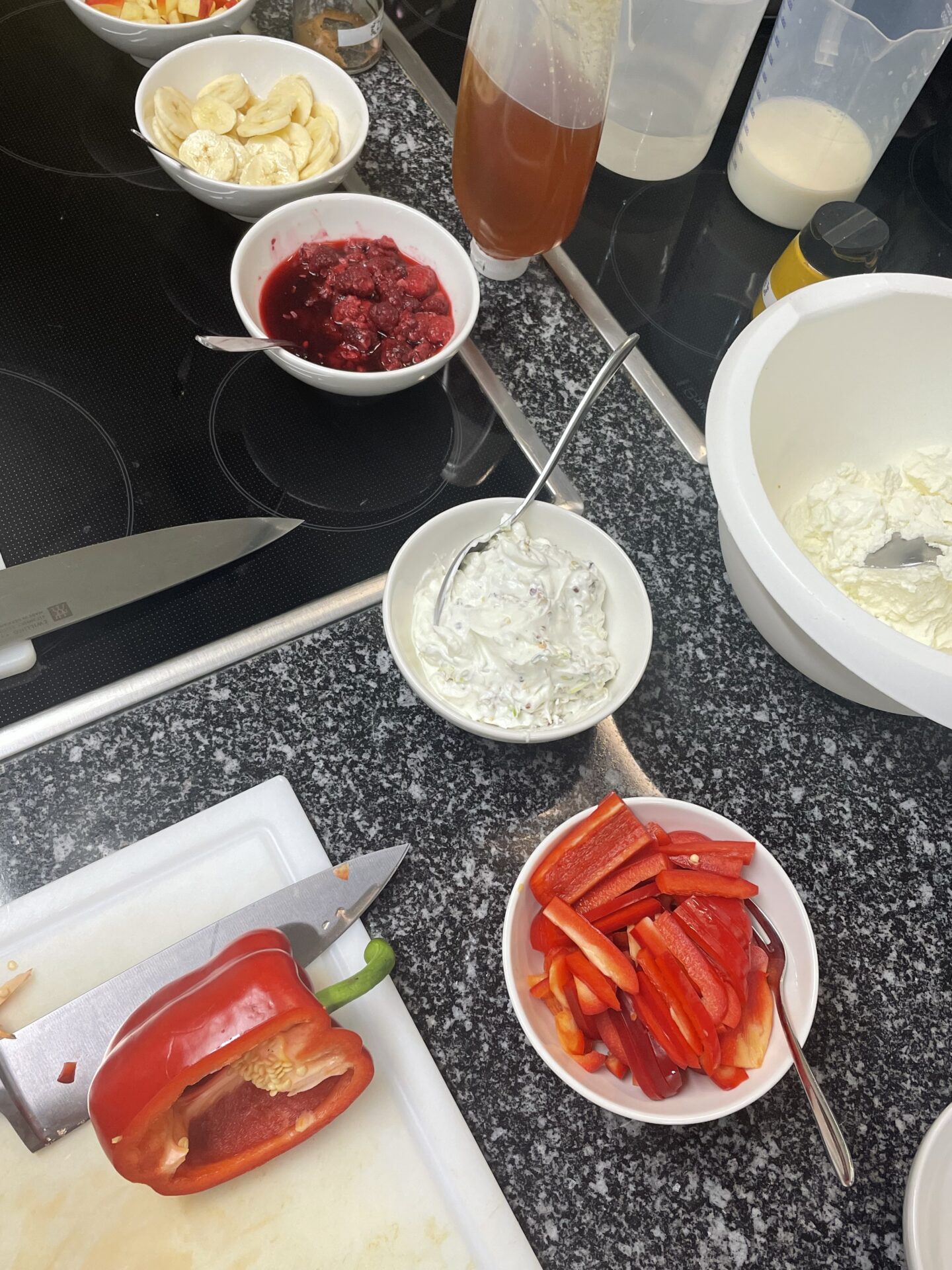 Gesundes Frühstück mit Obstvariationen und Aufstrichen Gesundes Frühstück mit Obstvariationen und Aufstrichen