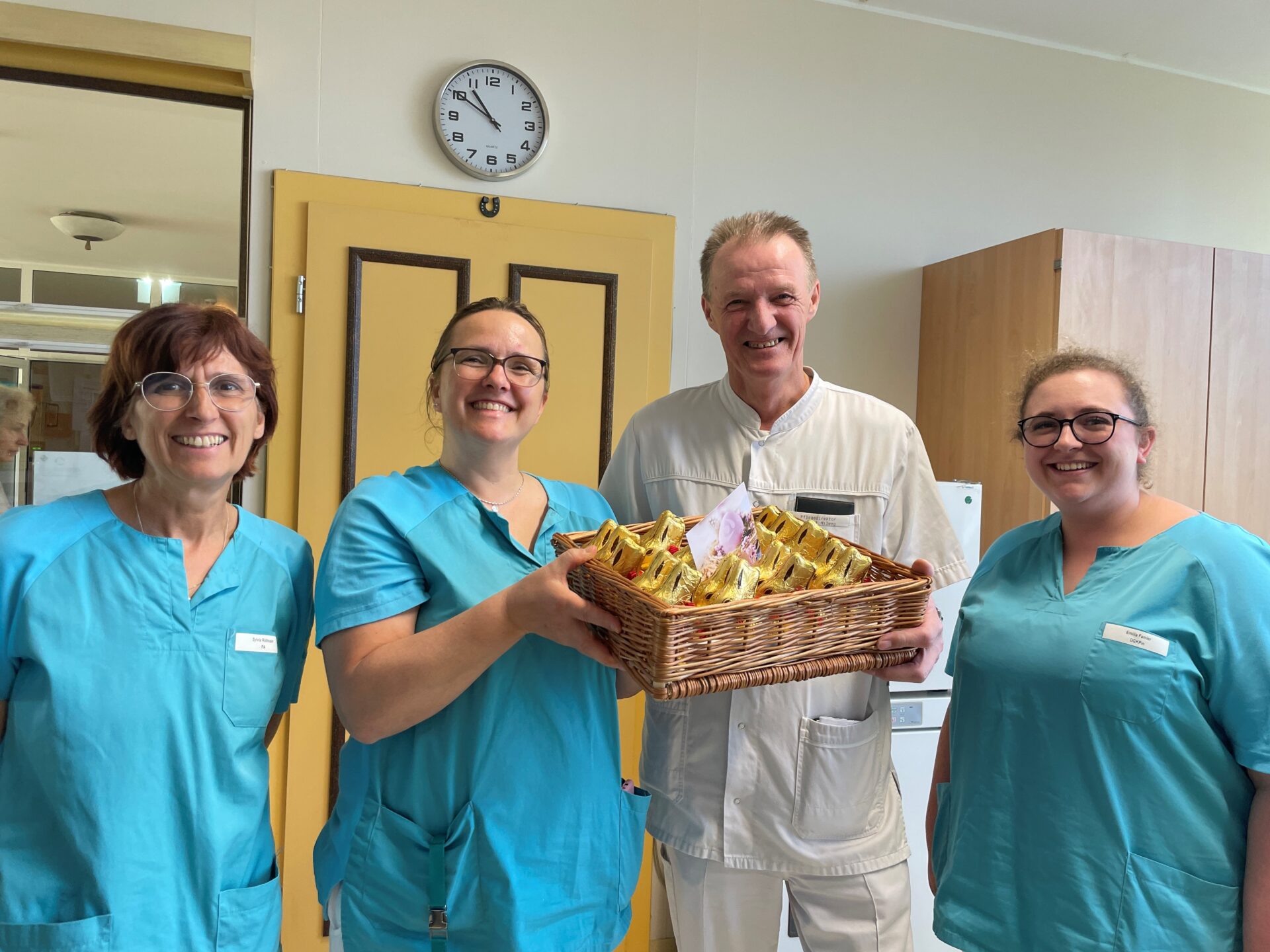 Goldhasen für Mitarbeiterinnen im Rehazentrum Aspach Goldhasen für Mitarbeiterinnen im Rehazentrum Aspach