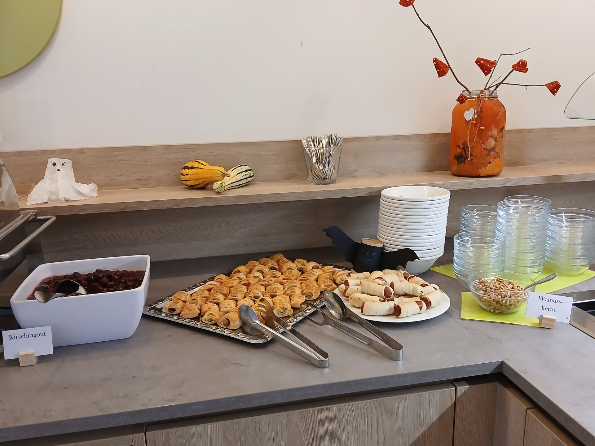Halloween-Buffet im Kinderrehazentrum Wiesing Halloween-Buffet im Kinderrehazentrum Wiesing