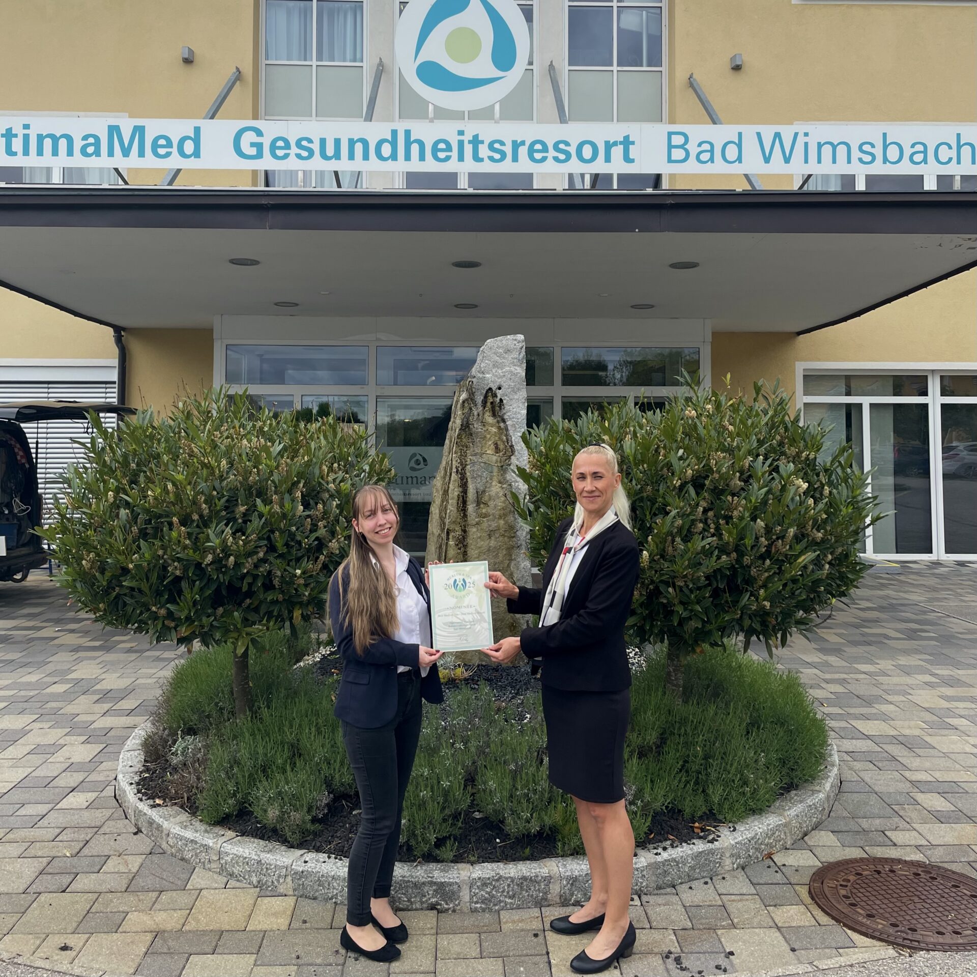 Direktorin und Verwaltungsmitarbeiterin mit dem Health & Spa-Zertifikat Direktorin und Verwaltungsmitarbeiterin mit dem Health & Spa-Zertifikat