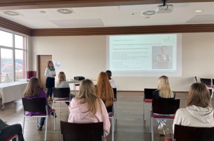 Schülerinnen der Polytechnischen Schule Mettmach zu Besuch im OptimaMed Rehazentrum Aspach