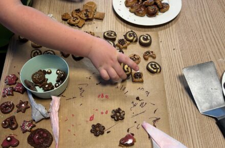 Weihnachtsbäckerei im OptimaMed Wiesing