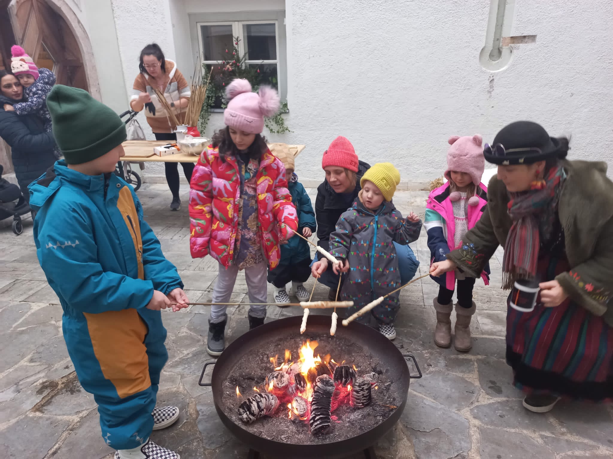Kinder grillen Brot am Steckerl Kinder grillen Brot am Steckerl