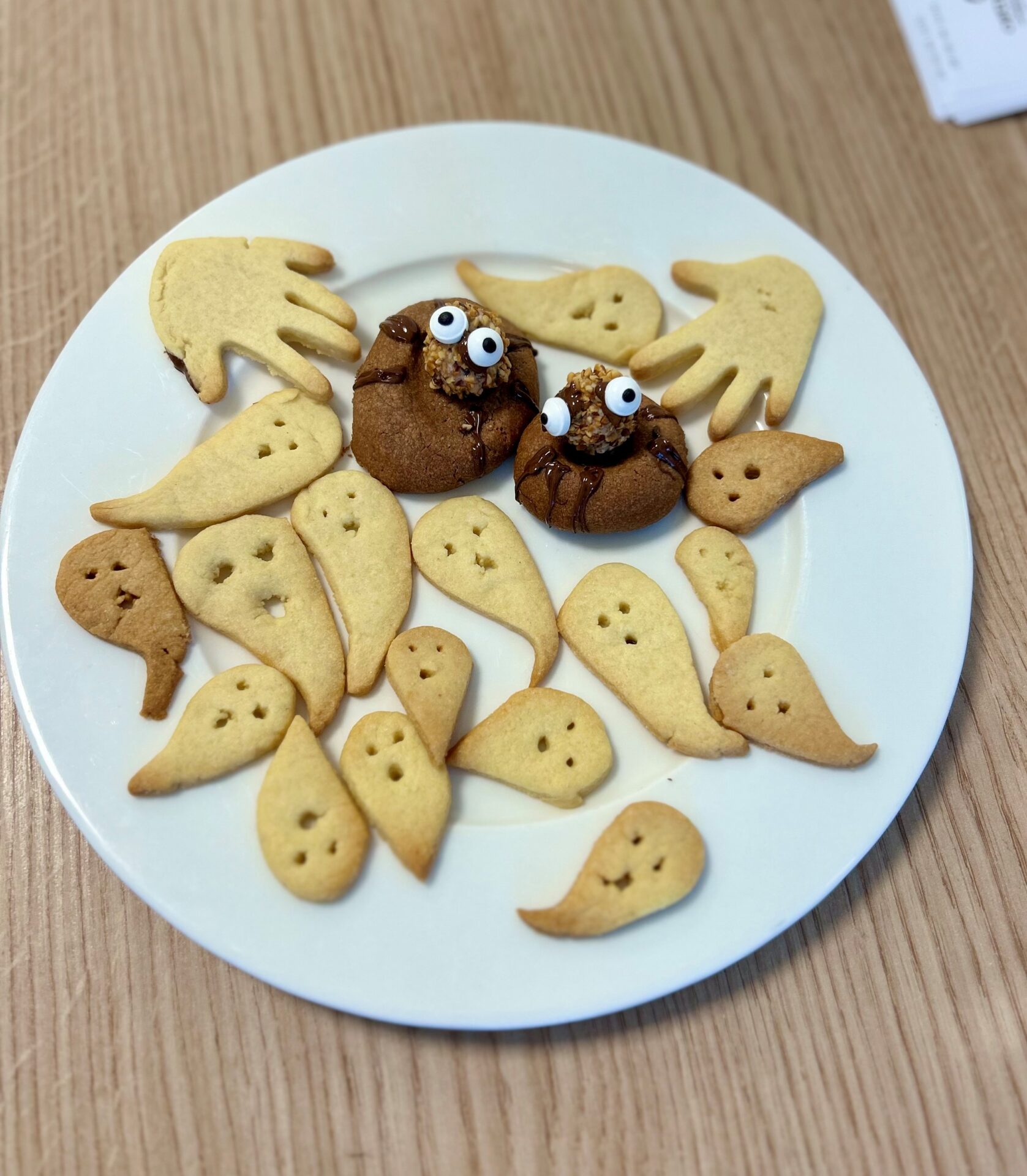 Kinder des Rehazentrums backen Halloween-Kekse Kinder des Rehazentrums backen Halloween-Kekse