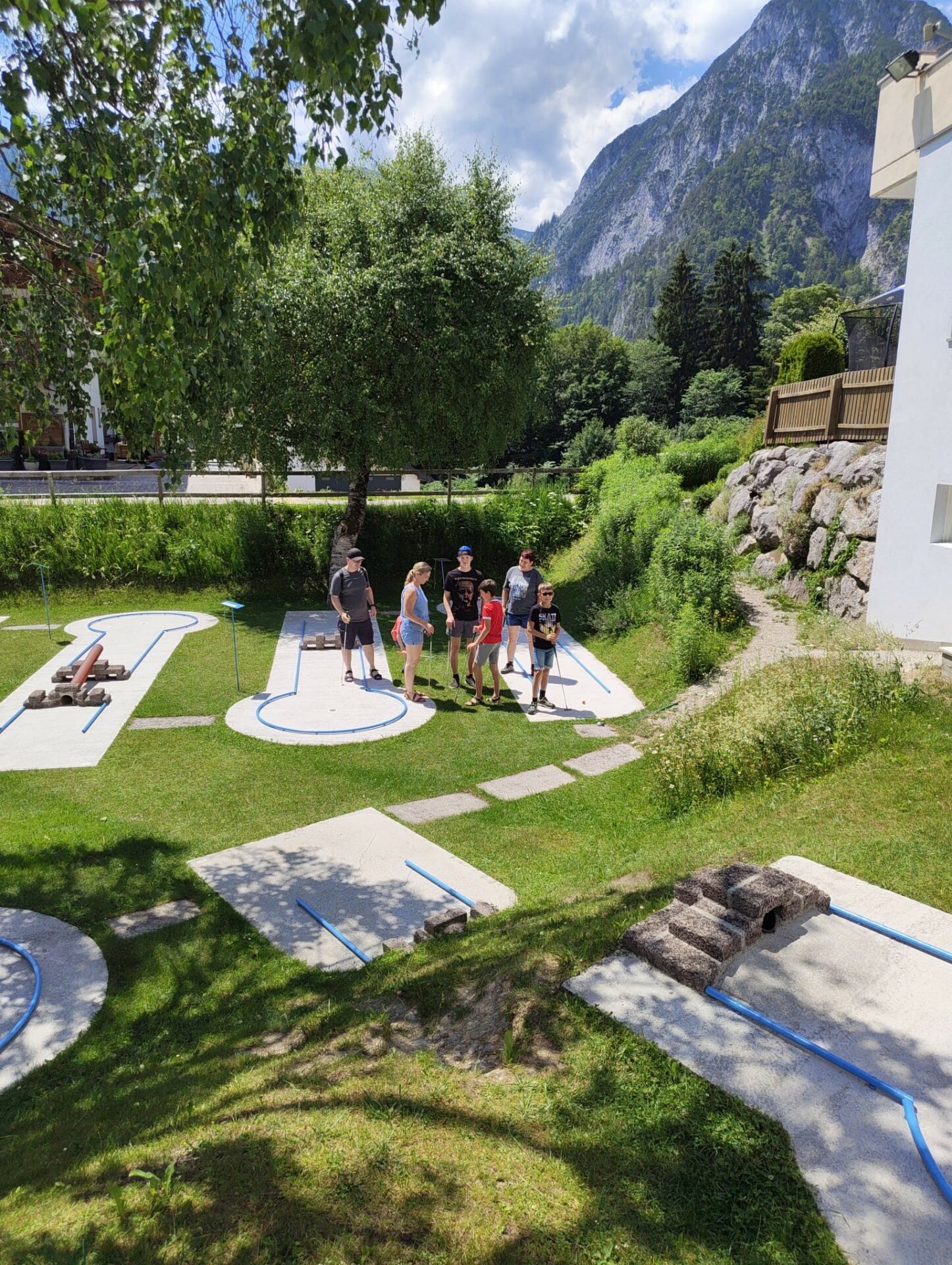 Kinder und Jugendliche beim Minigolf in Tirol Kinder und Jugendliche beim Minigolf in Tirol