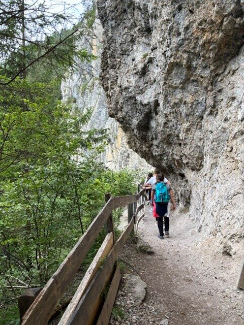Klammwanderung beim Sommerprogramm der Kinderreha Wiesing Klammwanderung beim Sommerprogramm der Kinderreha Wiesing