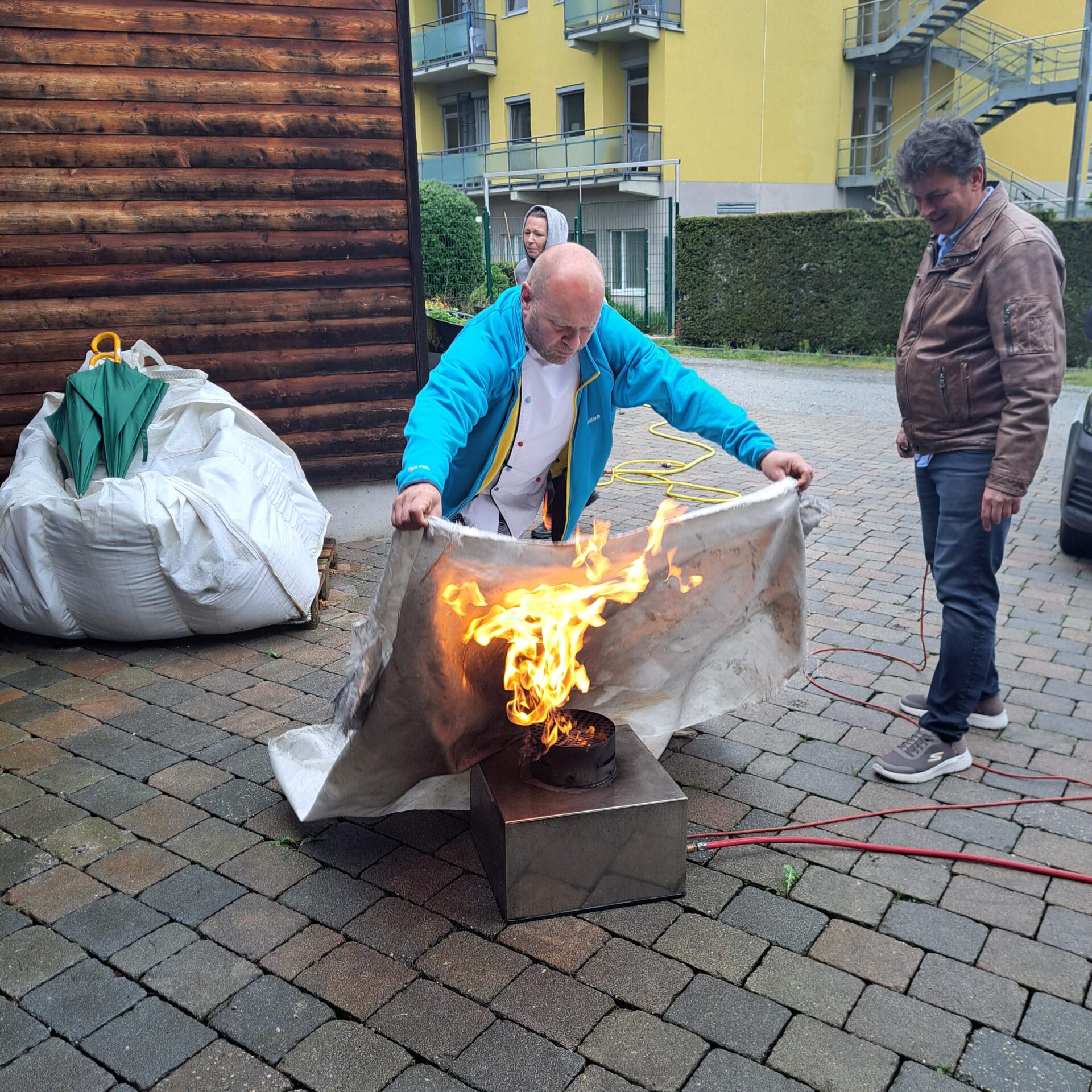 Löschübung mit Feuerlöschdecke im Rehazentrum Aspach Löschübung mit Feuerlöschdecke im Rehazentrum Aspach