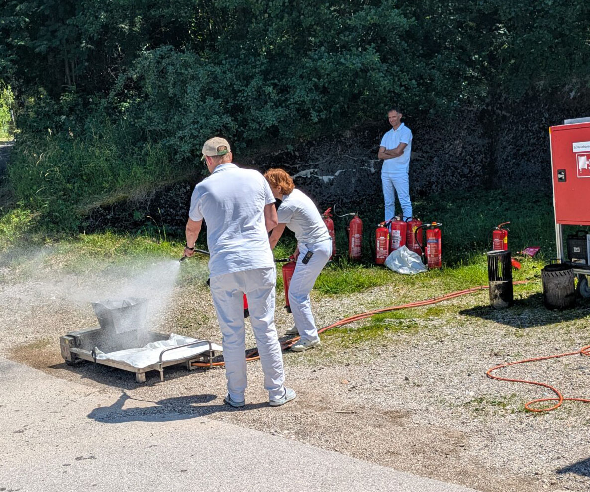 Löschübung für das Team des Rehazentrums Raxblick 4 Löschübung für das Team des Rehazentrums Raxblick 4