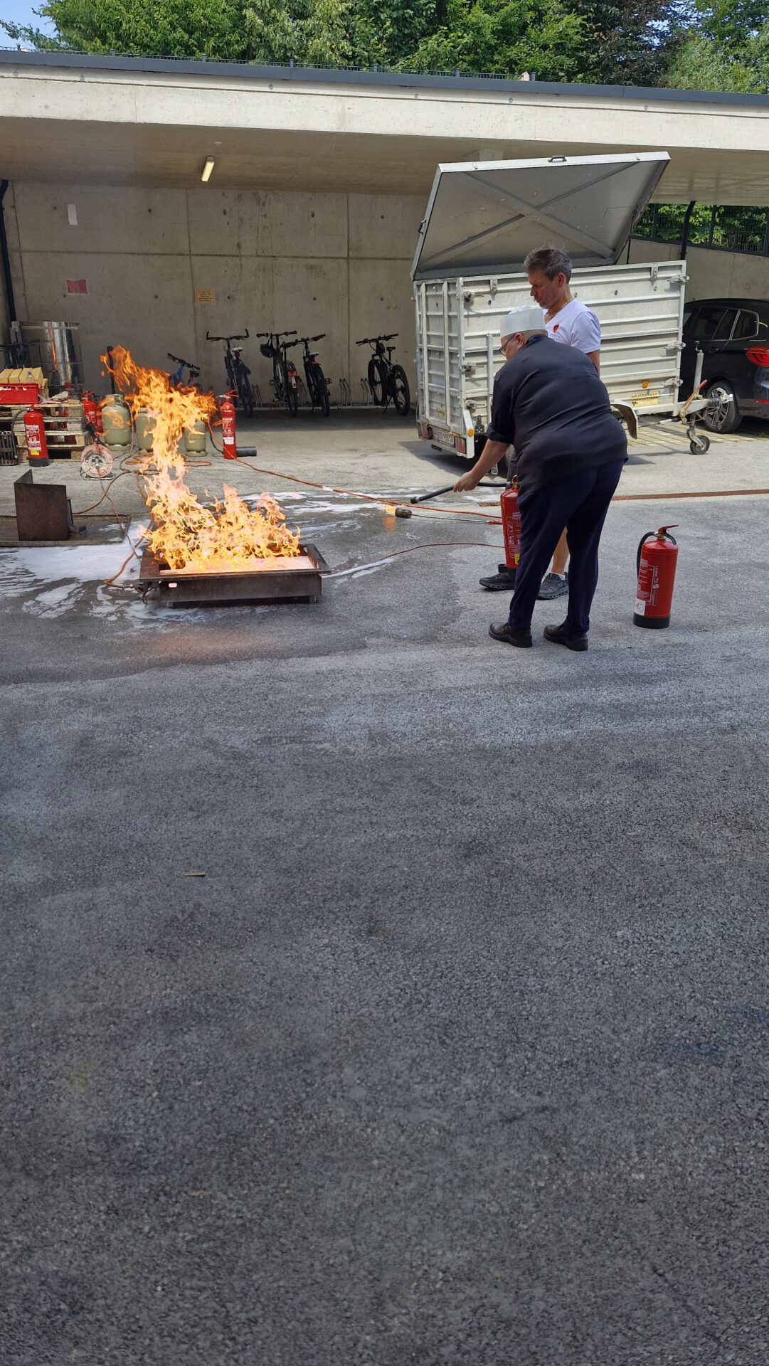 Mitarbeiterin bei der Feuerlöschübung in Wiesing Mitarbeiterin bei der Feuerlöschübung in Wiesing