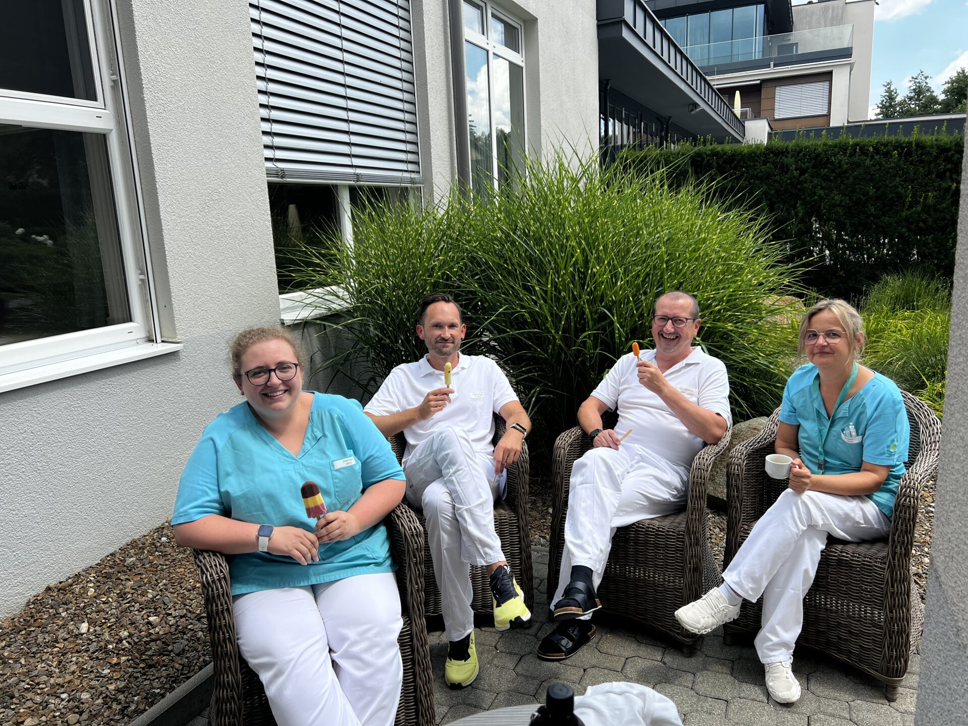 Mitarbeiter:innen des Rehazentrums Aspach genießen in der Pause ein Eis Mitarbeiter:innen des Rehazentrums Aspach genießen in der Pause ein Eis