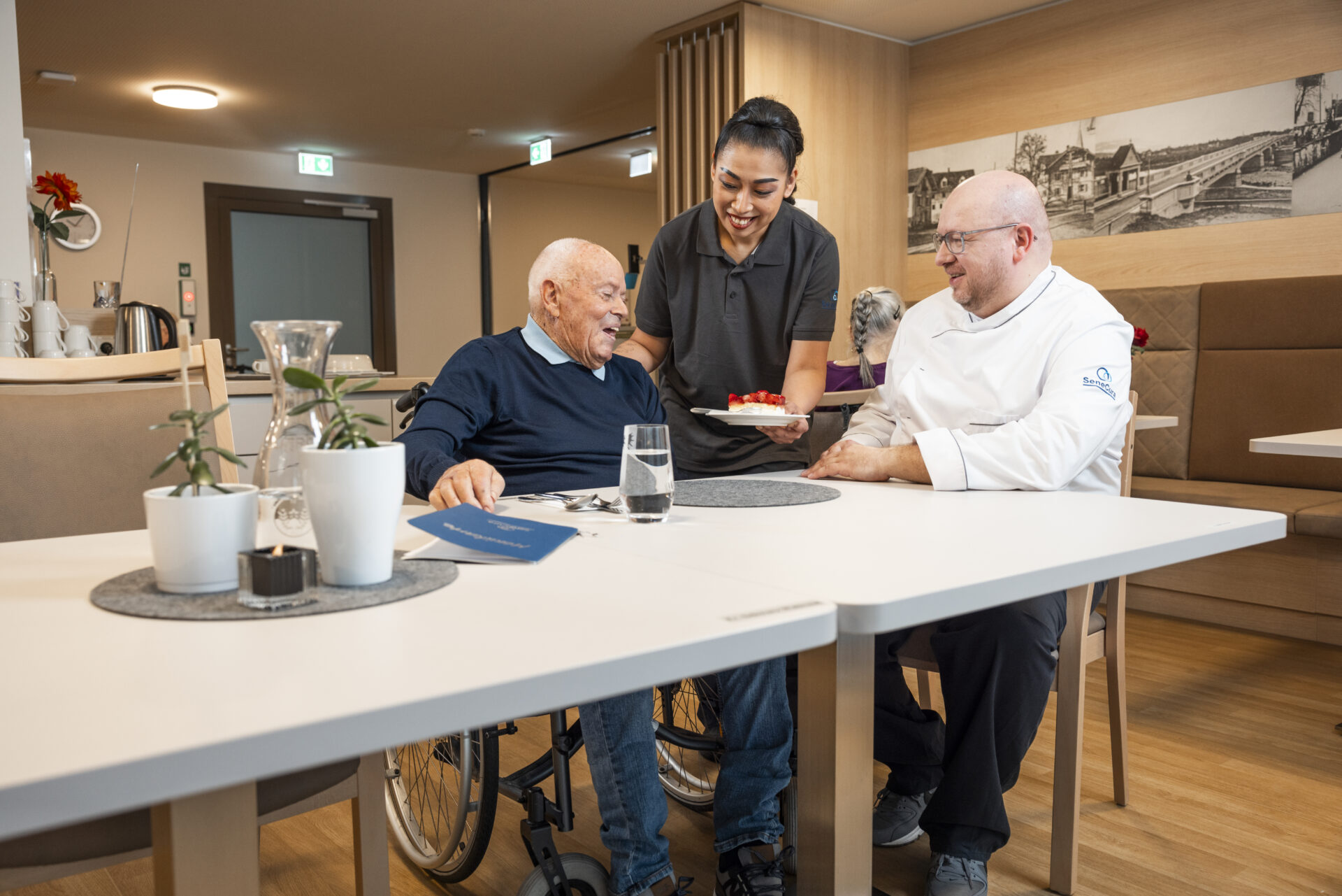 Mitarbeiterinen in Küche und Service Mitarbeiterinen in Küche und Service
