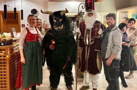 Nikolaus und Krampus besuchten das Gesundheitsresort St. Josef