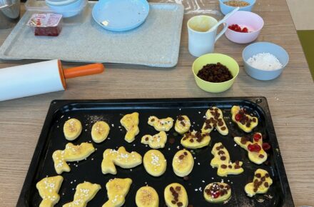 Osterbäckerei in der Kinder- und Jugendrehabilitation Wiesing