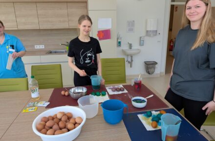 Ostereier färben im OptimaMed Rehazentrum für Kinder und Jugendliche Wiesing
