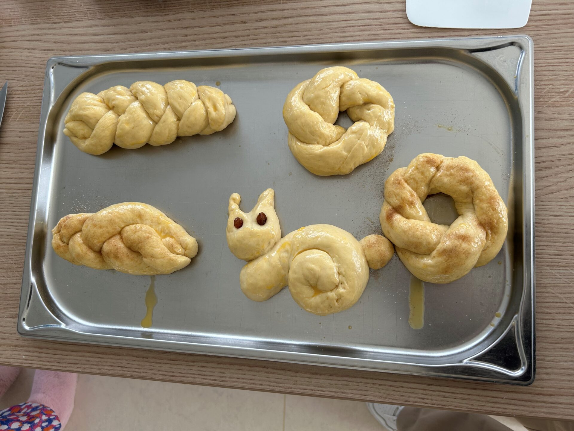 Ostergebäck aus Germteig geformt Ostergebäck aus Germteig geformt