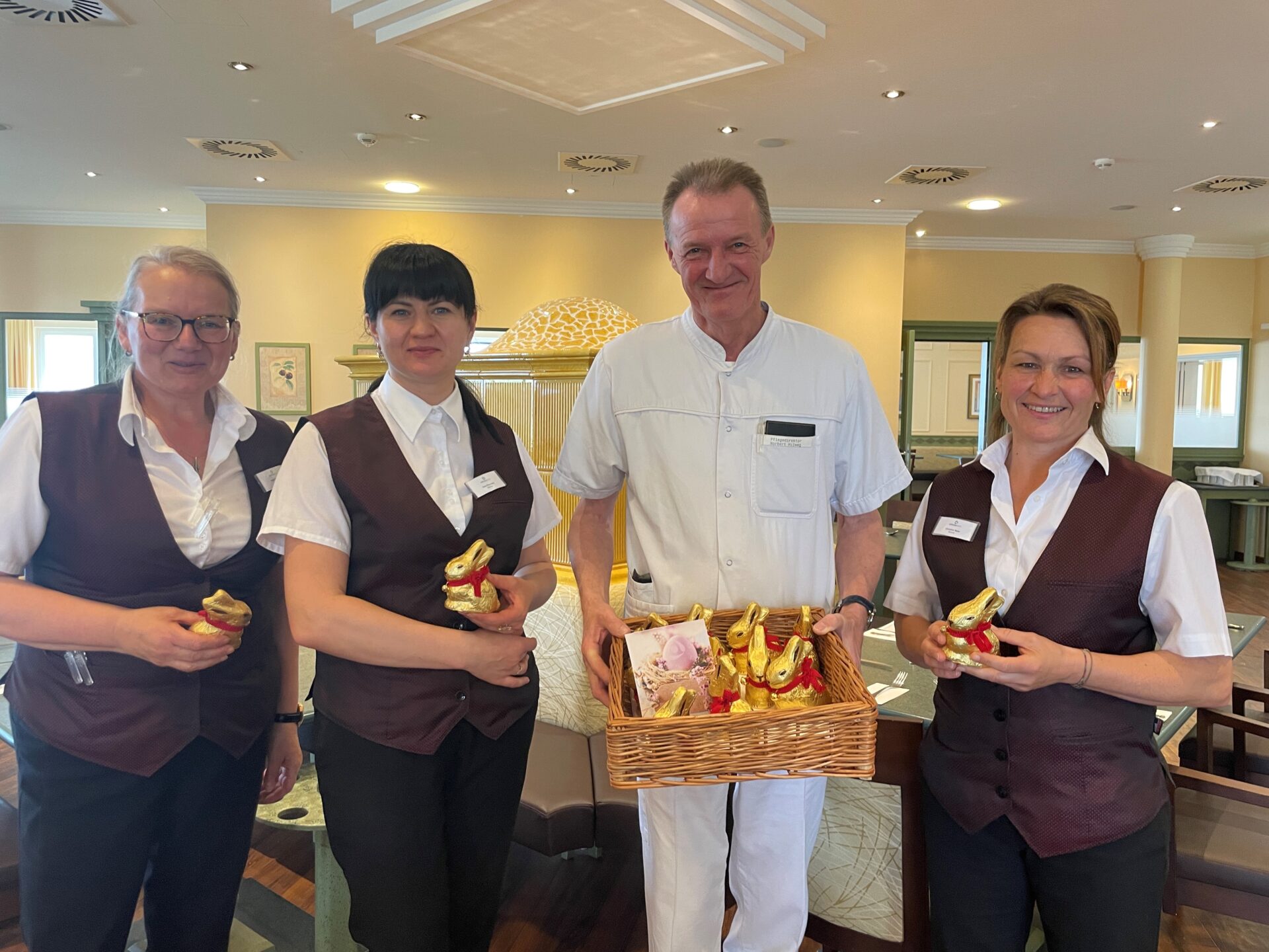 Aspach-MitarbeiterInnen erhalten Ostergeschenke Aspach-MitarbeiterInnen erhalten Ostergeschenke