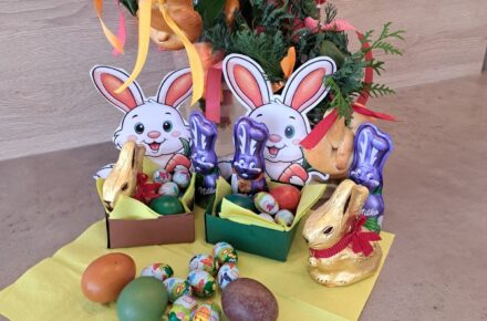 Osterhase besuchte die Kinderreha Wiesing