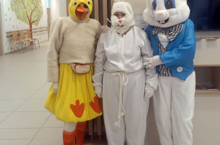Osterhase zu Besuch in der Kinderrehabilitation Wiesing