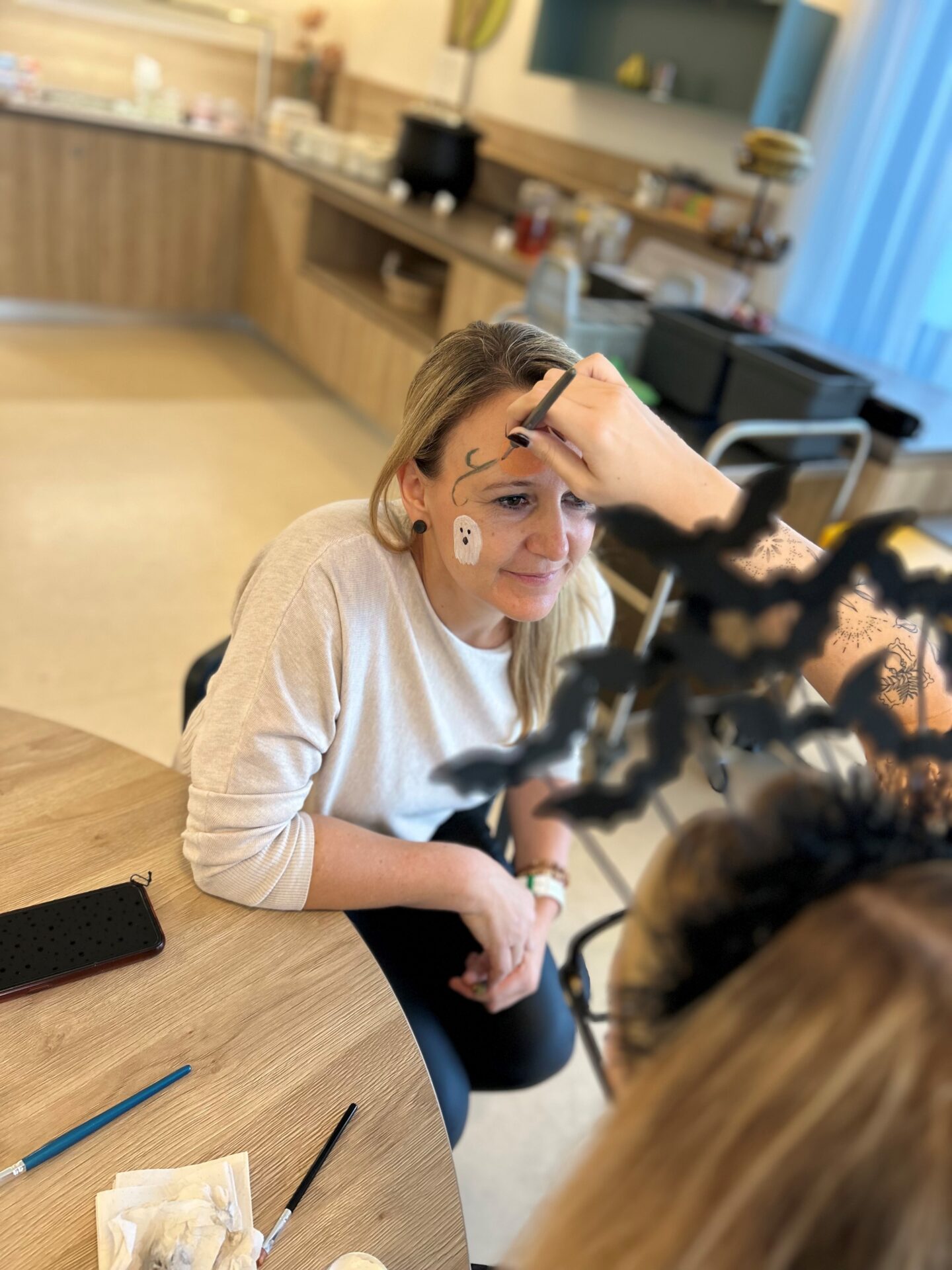 Patientin wird für Halloween-Feier in der Kinderreha Wiesing geschminkt Patientin wird für Halloween-Feier in der Kinderreha Wiesing geschminkt