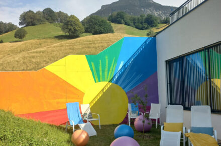 Regenbogen-Wand im OptimaMed Wiesing